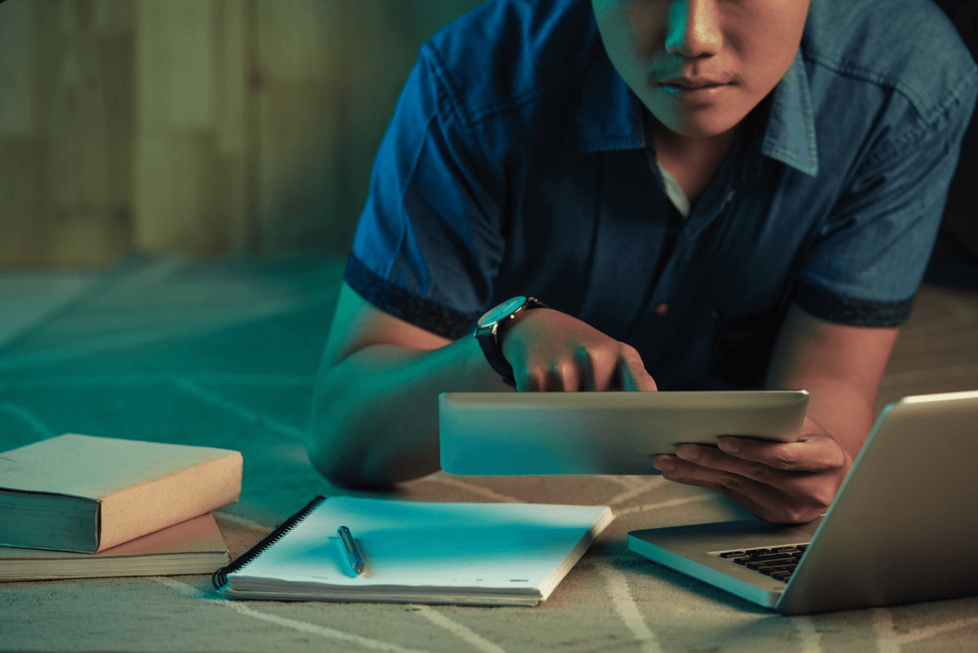 High school student doing research at night with the help of AI