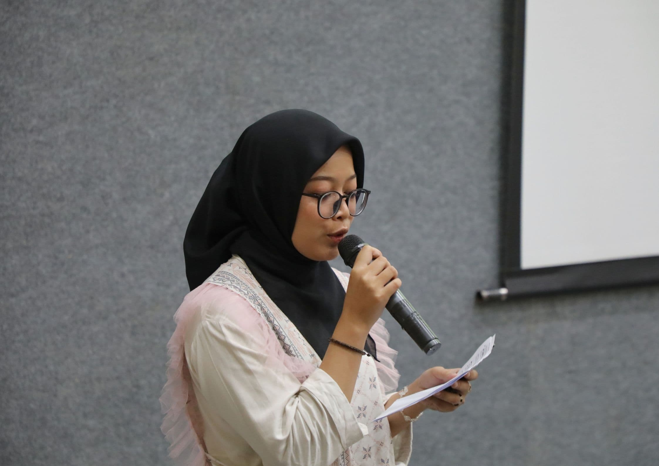 Students collaborating at IRI IRI Pitch Competition information session